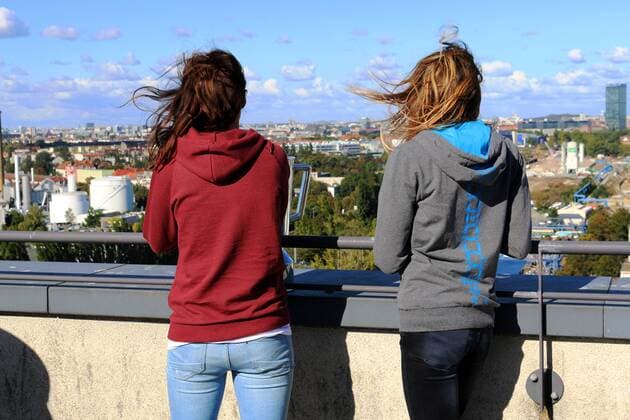 Bilder des Tages - SPORT 4.10.2016: Berlin: Estrel-Hotel: Supercup: Volleyball: Myrthe Schoot (Dresdner SC) + Jennifer Pettke (Allianz MTV Stuttgart)