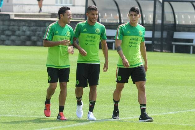 Fußball, Nationalteam Mexiko Training und PK October 4, 2016 - Mexico - EUM20161004DEP01.JPG.CIUDAD DE MEXICO Soccer Futbol-FMF.- Los futbolistas mexicanos Marco Fabian, Jonathan Dos Santos y Alan Pulido, durante el entrenamiento de la seleccion mexicana de futbol en el Centro de Alto Rendimiento (CAR), previo a su duelo amistoso frente a la seleccion de Nueva Zelanda, el martes 4 de octubre de 2016.  - ZUMAu78_