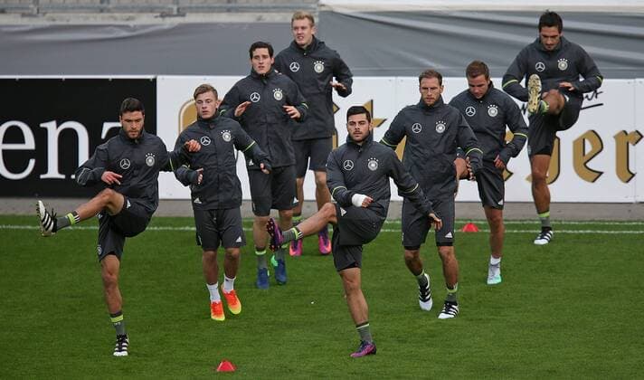 05.10.2016, Fussball Qualifikation Weltmeisterschaft 2018, Training der Deutschen Nationalmannschaft im Millerntor-Stadion, Hamburg. die Spieler wärmen sich auf 