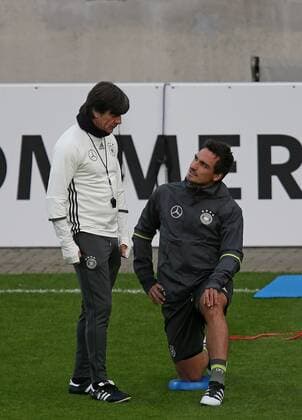 05.10.2016, Fussball Qualifikation Weltmeisterschaft 2018, Training der Deutschen Nationalmannschaft im Millerntor-Stadion, Hamburg. v.l. Bundestrainer Joachim Löw (Deutschland) und Mats Hummels (Deutschland) 