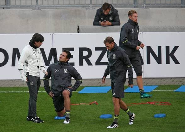 05.10.2016, Fussball Qualifikation Weltmeisterschaft 2018, Training der Deutschen Nationalmannschaft im Millerntor-Stadion, Hamburg. v.l. Bundestrainer Joachim Löw (Deutschland) und Mats Hummels (Deutschland) , Benedikt Höwedes (Deutschland) , Torwart Bernd Leno (Deutschland) 