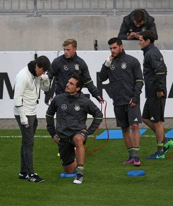 05.10.2016, Fussball Qualifikation Weltmeisterschaft 2018, Training der Deutschen Nationalmannschaft im Millerntor-Stadion, Hamburg. v.l. Bundestrainer Joachim Löw (Deutschland) und Mats Hummels (Deutschland) , Max Meyer (Deutschland) , Kevin Volland (Deutschland) , Sebastian Rudy (Deutschland) 