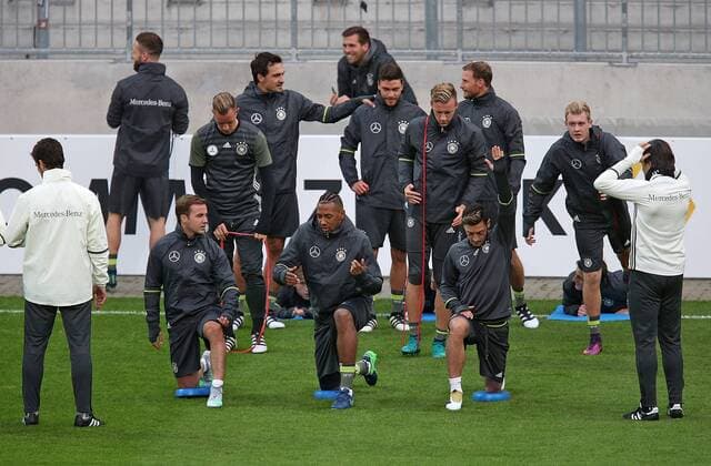 05.10.2016, Fussball Qualifikation Weltmeisterschaft 2018, Training der Deutschen Nationalmannschaft im Millerntor-Stadion, Hamburg. vorn v.l. Mario Götze (Deutschland) , Jerome Boateng (Deutschland) und Mesut Özil (Deutschland) beim Aufwärmen 