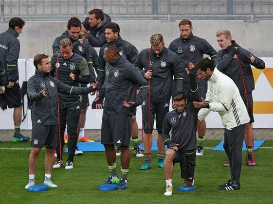 05.10.2016, Fussball Qualifikation Weltmeisterschaft 2018, Training der Deutschen Nationalmannschaft im Millerntor-Stadion, Hamburg. vorn v.l. Mario Götze (Deutschland) , Jerome Boateng (Deutschland) und Mesut Özil (Deutschland) und Fitnesstrainer Yann-Benjamin Kugel (Deutschland) beim Aufwärmen 