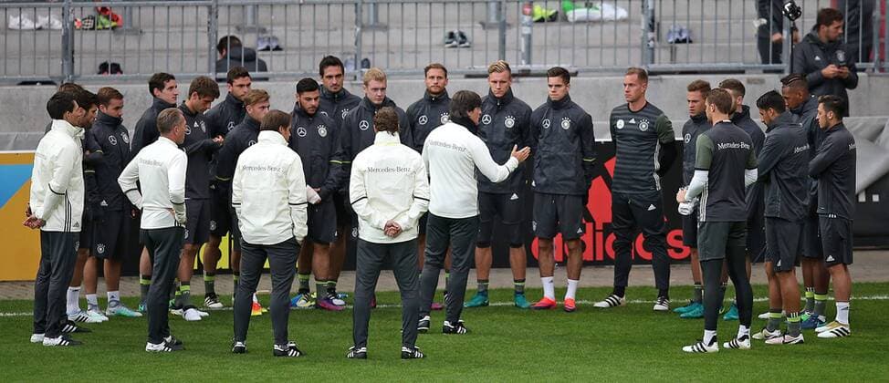 05.10.2016, Fussball Qualifikation Weltmeisterschaft 2018, Training der Deutschen Nationalmannschaft im Millerntor-Stadion, Hamburg. Bundestrainer Joachim Löw (mi., Deutschland) spricht zu den Spielern 