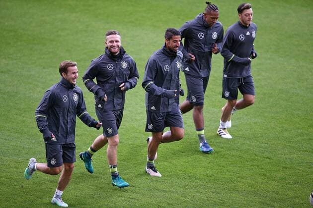 05.10.2016, Fussball Qualifikation Weltmeisterschaft 2018, Training der Deutschen Nationalmannschaft im Millerntor-Stadion, Hamburg. Laufeinheit , v.l. Mario Götze (Deutschland) , Shkodran Mustafi (Deutschland) , Sami Khedira (Deutschland) , Jerome Boateng (Deutschland) , Mesut Özil (Deutschland) 