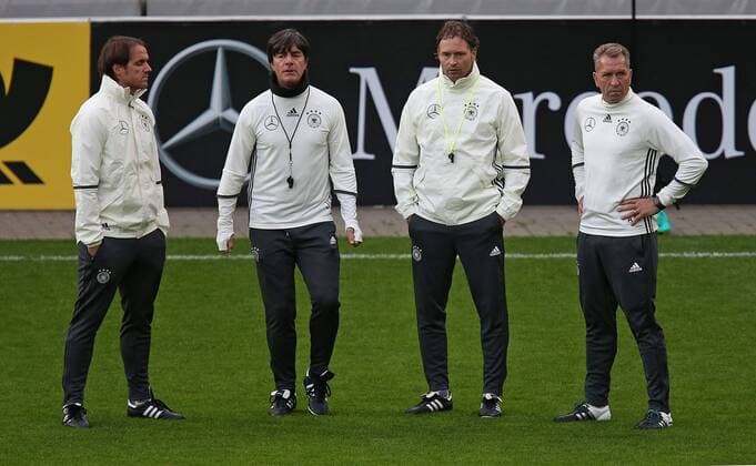 05.10.2016, Fussball Qualifikation Weltmeisterschaft 2018, Training der Deutschen Nationalmannschaft im Millerntor-Stadion, Hamburg. v.l. Co-Trainer Thomas Schneider (Deutschland) , Bundestrainer Joachim Löw (Deutschland) , Co-Trainer Marcus Sorg (Deutschland) , Torwarttrainer Andreas Köpke (Deutschland) 