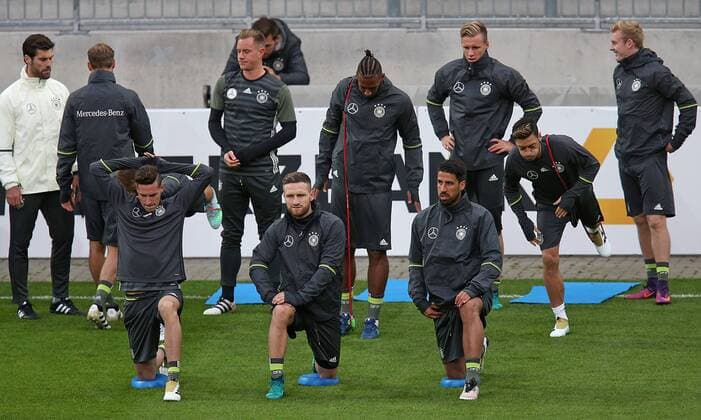 05.10.2016, Fussball Qualifikation Weltmeisterschaft 2018, Training der Deutschen Nationalmannschaft im Millerntor-Stadion, Hamburg. die Spieler wärmen sich auf , vorn v.l. Julian Draxler (Deutschland) , Shkodran Mustafi (Deutschland) und Sami Khedira (Deutschland) 