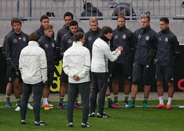 05.10.2016, Fussball Qualifikation Weltmeisterschaft 2018, Training der Deutschen Nationalmannschaft im Millerntor-Stadion, Hamburg. Bundestrainer Joachim Löw (mi., Deutschland) spricht zu den Spielern 