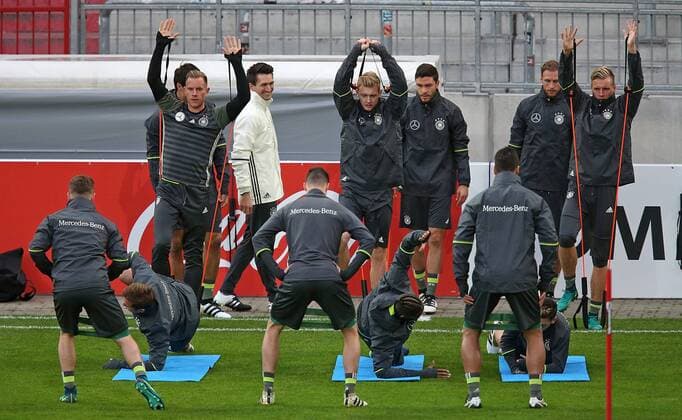 05.10.2016, Fussball Qualifikation Weltmeisterschaft 2018, Training der Deutschen Nationalmannschaft im Millerntor-Stadion, Hamburg. die Spieler wärmen sich auf , v.l. Torwart Marc-Andre ter Stegen (Deutschland) , Julian Brandt (Deutschland) , Kevin Volland (Deutschland) , Shkodran Mustafi (Deutschland) , und Torwart Bernd Leno (Deutschland) 