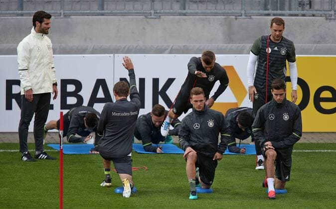 05.10.2016, Fussball Qualifikation Weltmeisterschaft 2018, Training der Deutschen Nationalmannschaft im Millerntor-Stadion, Hamburg. die Spieler wärmen sich auf , vorn v.l. Joshua Kimmich (Deutschland) und Julian Weigl (Deutschland) 