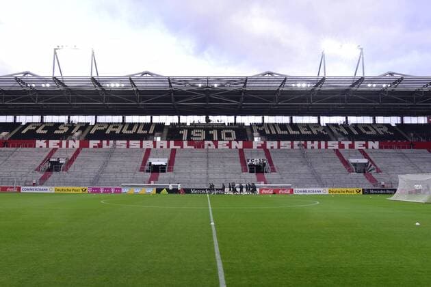 Fussball Training der deutschen Nationalmannschaft am 05.10.2016 im Millerntor-Stadion in Hamburg Training der Nationalelf im Millerntor-Stadion mit dem Schriftzug - Kein Fussball den Faschisten xPBJPGx