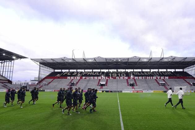 Fussball Training der deutschen Nationalmannschaft am 05.10.2016 im Millerntor-Stadion in Hamburg Training der Nationalelf im Millerntor-Stadion mit dem Schriftzug - Kein Fussball den Faschisten xPBJPGx