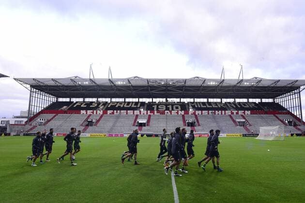 Bilder des Tages - Sport Fussball Training der deutschen Nationalmannschaft am 05.10.2016 im Millerntor-Stadion in Hamburg Training der Nationalelf im Millerntor-Stadion mit dem Schriftzug - Kein Fussball den Faschisten xPBJPGx
