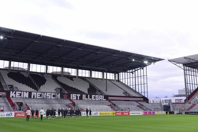 Fussball Training der deutschen Nationalmannschaft am 05.10.2016 im Millerntor-Stadion in Hamburg Training der Nationalelf im Millerntor-Stadion mit dem Schriftzug - ist illegal xPBJPGx