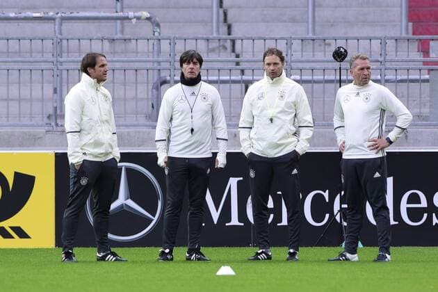 Bilder des Tages - Sport Fussball Training der deutschen Nationalmannschaft am 05.10.2016 im Millerntor-Stadion in Hamburg Trainerteam der Nationalmannschaft v.l.n.r.: Thomas Schneider ( Co-Trainer Deutschland ) - Joachim Jogi Loew ( Trainer Deutschland ) - Marcus Sorg ( Co-Trainer Deutschland ) - Andreas Koepke (Torwart-Trainer Deutschland ) xPBJPGx