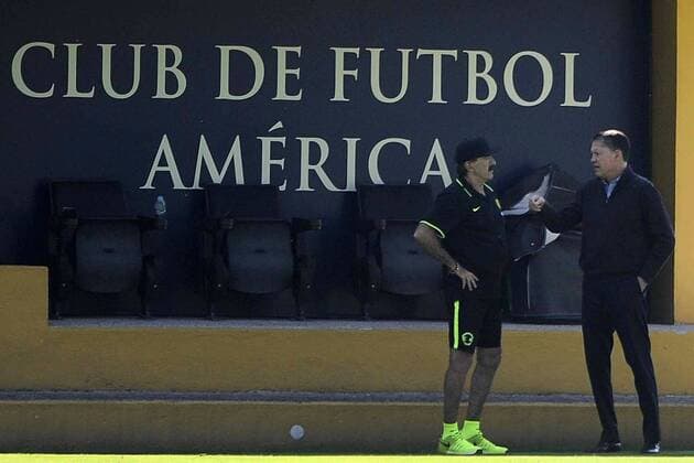 Fußball, Training Nationalteam Mexiko October 5, 2016 - Mexico - EUM20161005DEP15.JPG.CIUDAD DE MEXICO.- Soccer Futbol-America.- Aspecto del entrenamiento de las Aguilas del America en sus instalaciones de Coapa, este miercoles 5 de octubre de 2016. El tecnico Ricardo Antonio La Volpe y Ricardo Pelaez, presidente deportivo.  - ZUMAu78_