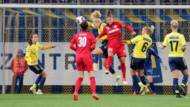 SOCCER - CL women, St.Poelten vs Broendby SANKT POELTEN,AUSTRIA,05.OCT.16 - SOCCER - UEFA Champions League, women, SKN Sankt Poelten vs Broendby IF Kopenhagen. Image shows Simone Boye Soerensen (Broendby), Barbara Dunst (St.Poelten), Mie Jans (Broendby), Nadine Prohaska (St.Poelten), Julie Jensen and Julie Tavlo-Petersson (Broendby). GEPAxpictures xWalterxLuger