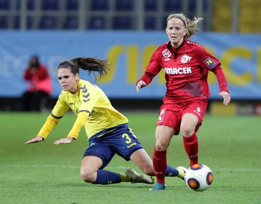 SOCCER - CL women, St.Poelten vs Broendby SANKT POELTEN,AUSTRIA,05.OCT.16 - SOCCER - UEFA Champions League, women, SKN Sankt Poelten vs Broendby IF Kopenhagen. Image shows Simone Boye Soerensen (Broendby) and Jennifer Poeltl (St.Poelten). GEPAxpictures xWalterxLuger