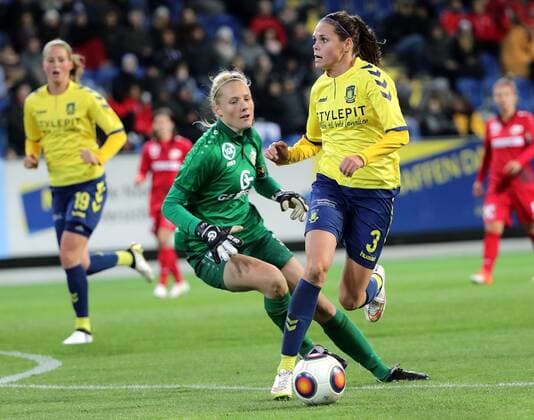SOCCER - CL women, St.Poelten vs Broendby SANKT POELTEN,AUSTRIA,05.OCT.16 - SOCCER - UEFA Champions League, women, SKN Sankt Poelten vs Broendby IF Kopenhagen. Image shows Isabella Kresche (St.Poelten) and Simone Boye Soerensen (Broendby). GEPAxpictures xWalterxLuger