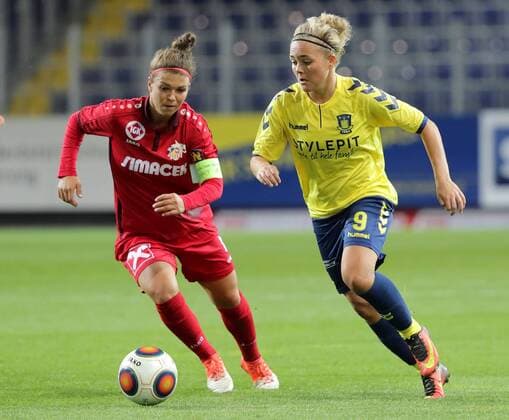 SOCCER - CL women, St.Poelten vs Broendby SANKT POELTEN,AUSTRIA,05.OCT.16 - SOCCER - UEFA Champions League, women, SKN Sankt Poelten vs Broendby IF Kopenhagen. Image shows Nadine Prohaska (St.Poelten) and Nanna Kristiansen (Broendby). GEPAxpictures xWalterxLuger