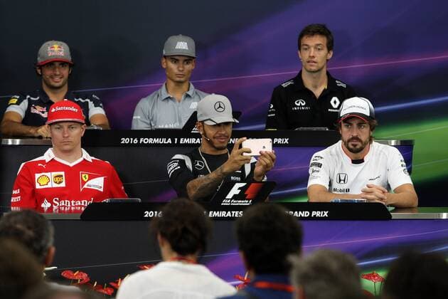 Formel 1, GP von Japan, Hamilton stört PK mit Spielerei am Smartphone Japanese Grand Prix, Suzuka 6 - 9 October 2016 06.10.2016 - press conference PK Pressekonferenz (Back Row) (L-R) Carlos Sainz Jr (ESP) Scuderia Toro Rosso STR11, Pascal Wehrlein (GER) Manor Racing MRT05, Jolyon Palmer (GBR) Renault F1 Team RS16, Kimi Raikkonen (FIN) Scuderia Ferrari SF16-H, Lewis Hamilton (GBR) Mercedes AMG F1 W07 Hybrid and Fernando Alonso (ESP) McLaren Honda MP4-31 