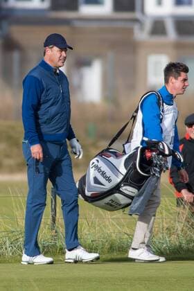 06.10.2016. Carnoustie Golf Course, Fife, Scotland. Alfred Dunhill Links Championship Golf 1st Round. Peter Jones Searching for his ball on the 17th Hole at the Carnoustie Golf Course in Scotland as part of the Dunhill Championship Golf. xDuncanxMcGlynnx  ActionPlus11797188