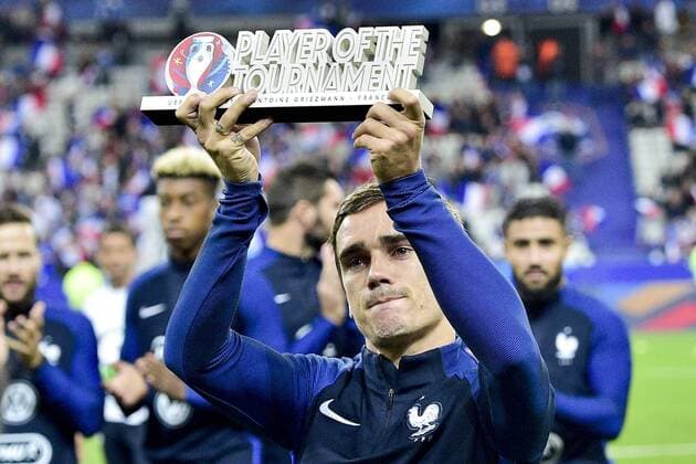 Bilder des Tages - SPORT Fußball, Antoine Griezmann mit Auszeichnung Bester Spieler der EURO 2016 Antoine Griezmann (France) meilleur joueur de l Euo2016 FOOTBALL : France vs Bulgarie - eliminatoires CM 2018 - 07 10 2016 JBAutissierx