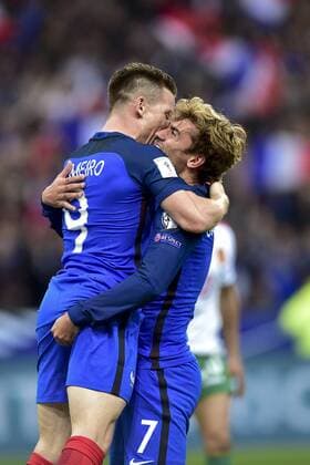 Fußball, WM Quali, Frankreich - Bulgarien Kevin Gameiro (France) accolade avec Antoine Griezmann (France) FOOTBALL : France vs Bulgaria - Fußball WM Quali - 07 10 2016 JBAutissier Panoramic 