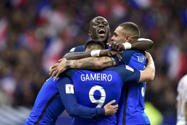 Fußball, WM Quali, Frankreich - Bulgarien Kevin Gameiro (France) accolade avec Antoine Griezmann (France) Moussa Sissoko (France) Layvin Kurzawa (France) FOOTBALL : France vs Bulgaria - Fußball WM Quali - 07 10 2016 JBAutissier Panoramic 