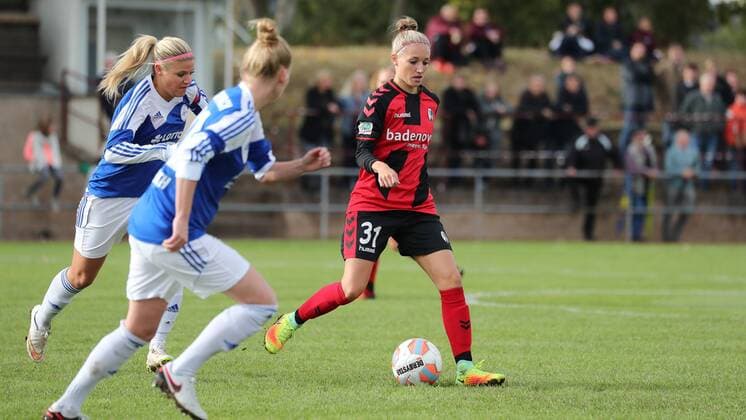 v.li.: Eva Langenfeld (SG99, 15), Selina Wagner (Freiburg, 31) am Ball, Fussball, DFB-Pokal der Frauen, SG 99 Andernach - SC Freiburg, xozx