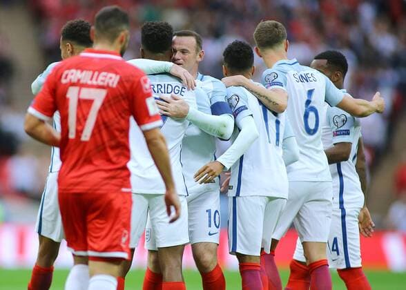 FuÃŸball, WM Quali, England - Malta 08.10.2016. Wembley Stadium, London, England. FIFA World Cup WM Weltmeisterschaft Fussball Qualifying Football. England versus Malta. England Captain Wayne Rooney congratulates England Forward Daniel Sturridge after he makes it 1-0 xMarkxKertonx  ActionPlus11798055