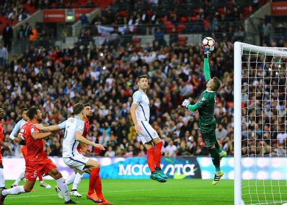 08.10.2016. Wembley Stadium, London, England. FIFA World Cup WM Weltmeisterschaft Fussball Qualifying Football. England versus Malta. Malta Goalkeeper Andrew Hogg tips England Forward Wayne Rooney s free kick over the bar xMarkxKertonx  ActionPlus11798067