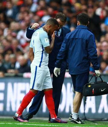 England v Malta - 2018 FIFA World Cup WM Weltmeisterschaft Fussball Qualifier . . London, UK . . 08.10.2016 Ryan Bertrand (E) is consoled by Gareth Southgate (Interim England manager) as he walks off injured in the first half. 