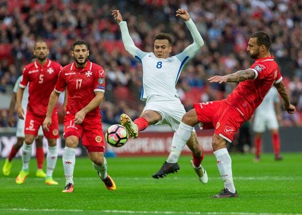 Bilder des Tages - SPORT Football - 2016 2016 World Cup Qualifier - Group F: England vs. Malta England s Dele Alli gets a foot in ahead of the Maltese defence before he scores England s second goal at Wembley. COLORSPORT DANIEL BEARHAM  whu_mid