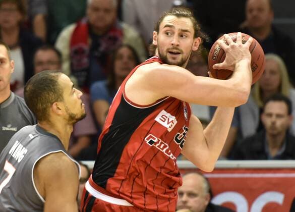08.10.2016, xblx, Basketball BBL, Giessen 46ers - FC Bayern Muenchen, emspor, v.l. Alex King (FC Bayern Muenchen München Basketball), Marco Voeller (Giessen 46ers) Giessen