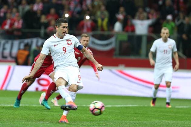 WARSZAWA 08.10.2016 WM Quali 2018 GRUPA E Poland vs Danmark - . ROBERT LEWANDOWSKI POL FOT. MICHALxCHWIEDUK FOKUSMEDIA NEWSPIX.PL WARSZAWA 08.10.2016 SPORT FOOTBALL QUALIFICATION FOR THE WORLD CUP RUSSIA 2018 POLAND - DENMARK FOT. MICHALxCHWIEDUK FOKUSMEDIA NEWSPIX.PL --- Newspix.pl FRANCE OUT!  161008CHW048