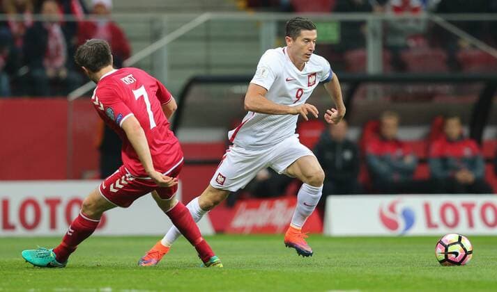 08.10.2016, Warszawa, 2018, Poland vs Danmark - Robert Lewandowski (POL), William Kvist (DEN), Poland - Denmark, World Cup 2018 qualifier, fot. TomaszxJastrzebowski Foto Olimpik NEWSPIX.PL --- Newspix.pl FRANCE OUT!  20161008toja33