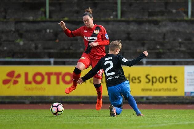 Bild zeigt: Lisa Schwab (B04, 19) gegen Emma D?rr (1. FC Saarbruecken) Saarbruecken, Deutschland, 09.10.2016 - Fussball, Frauenfussball, 1. FC Saarbrücken - Bayer 04 Leverkusen, Fussball, Frauenfussball, 1. FC Saarbrücken - Bayer 04 Leverkusen, xKLx