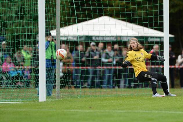 Bild zeigt: Lara Peehs (Torwart FC Riegelsberg) geschlagen, 1:0 für FC Bayern München Riegelsberg, Deutschland, 09.10.2016 - Fussball, Frauenfussball, FC Riegelsberg - FC Bayern Muenchen, Fussball, Frauenfussball, FC Riegelsberg - FC Bayern Muenchen, xKLx