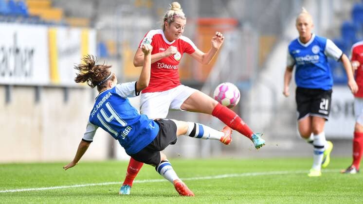 Zweikampf Annabel Jäger ( DSC Arminia Bielefeld) (14) - Laura Hoffmann ( FSV Gütersloh (22), DFB Pokal : DSC Arminia Bielefeld - FSV Gütersloh, xmkx