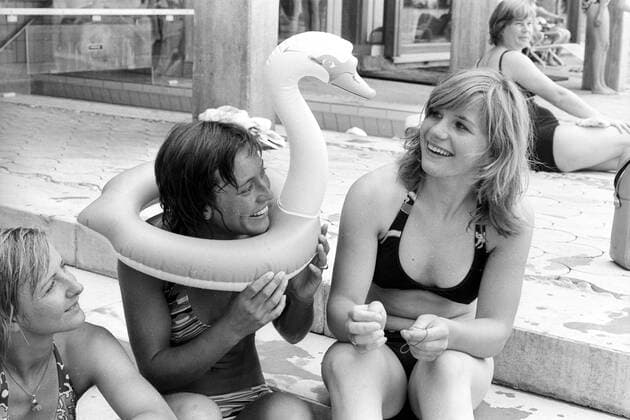 Ski Alpin Damen Trainingslager 1973 in Kochel, im Schwimmbad v.li.: Traudl Treichl, Rosi Mittermaier, Pamela Behr (alle BR Deutschland)