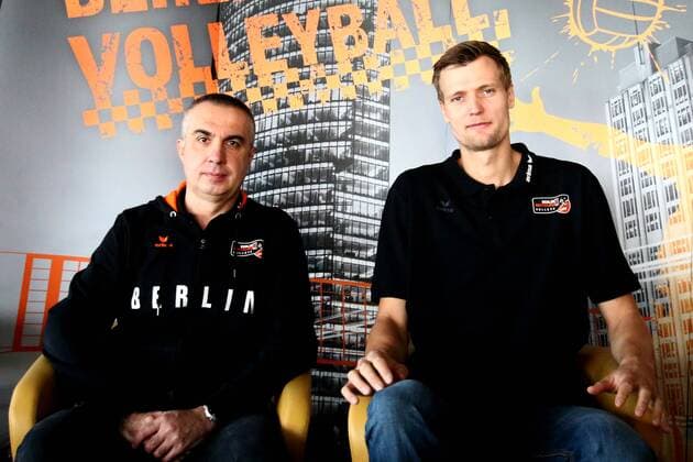 Volleyball, Herren, Saison 2015 16, Bundesliga, Saisonauftakt-PK BR Volleys, Cheftrainer Roberto Serniotti (Berlin Recycling Volleys), Mannschaftskapitän Robert Kromm (No. 3, Berlin Recycling Volleys), 10.10.16,