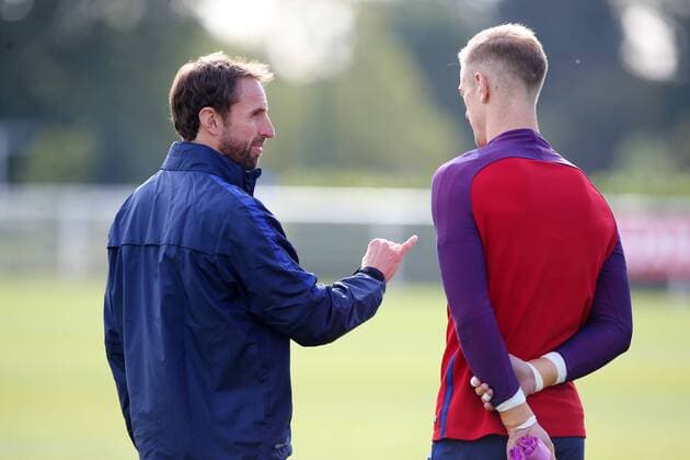 England s Gareth Southgate talks to Joe Hart during training at Tottenham Hotspur Training Centre, London. Picture date October 10th, 2016 Pic David Klein Sportimage EDITORIAL USE ONLY. No use with unauthorised audio, video, data, fixture lists, club league logos or live services. Online in-match use limited to 120 images, no video emulation. No use in betting, games or single club league player publications.