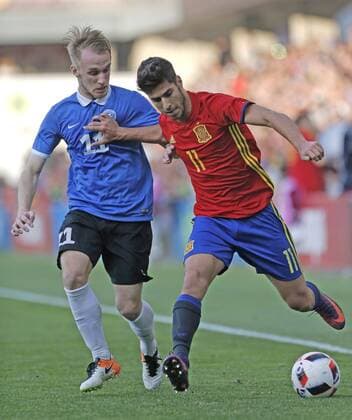 Midfielder of the Spanish U21 U 21 national soccer team Marcos Asensio (R) vies for the ball with Roosnupp (L) from Estonia during the qualifying match for the 2017 UEFA European Under-21 Championship held at the Pasaron stadium in Pontevedra, Spain, on 10 October 2016. SPAIN VS ESTONIA !ACHTUNG: NUR REDAKTIONELLE NUTZUNG!  20161010-636117247397167249