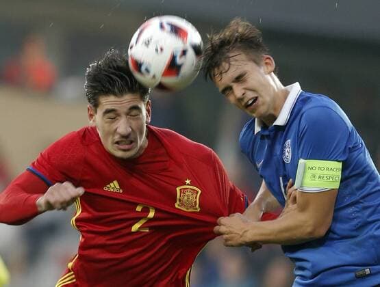 Defender of the Spanish U-21 national soccer team Hector Bellerin (L) vies for the bal with Kuusk from Estonia during the qualifying match for the 2017 UEFA European Under-21 Championship held at the Pasaron stadium in Pontevedra, Spain, on 10 October 2016. SPAIN VS ESTONIA !ACHTUNG: NUR REDAKTIONELLE NUTZUNG!  20161010-636117273206625362