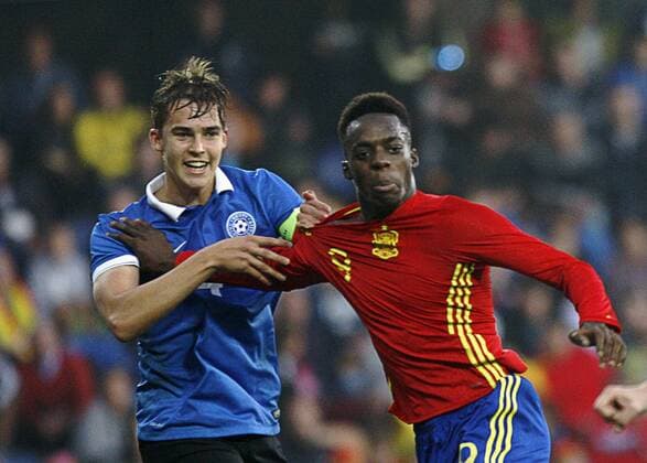Forward of the Spanish U-21 national soccer team Williams (R) vies for the bal with Mere from Estonia during the qualifying match for the 2017 UEFA European Under-21 Championship held at the Pasaron stadium in Pontevedra, Spain, on 10 October 2016. SPAIN VS ESTONIA !ACHTUNG: NUR REDAKTIONELLE NUTZUNG!  20161010-636117291152983227