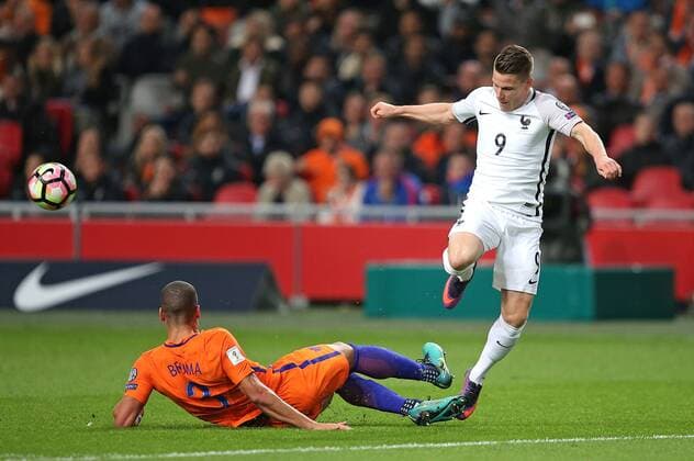Bilder des Tages - SPORT 10.10.2016, Fussball WM-Qualifikation Europa, 3. Spieltag Gruppe A, Niederlande - Frankreich, in der Amsterdam-Arena Amsterdam (Niederlande). v.l. Jeffrey Bruma (Niederlande) gegen Kevin Gameiro (Frankreich) 
