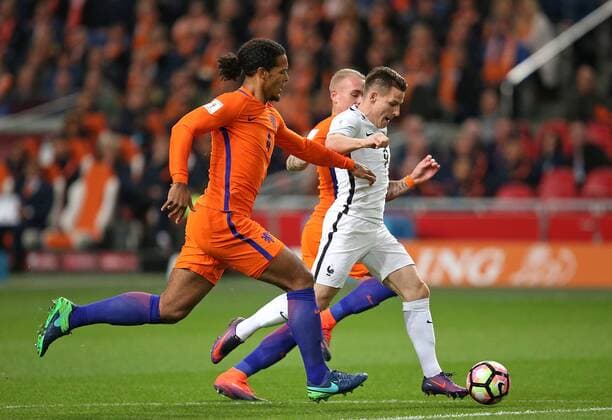 10.10.2016, Fussball WM-Qualifikation Europa, 3. Spieltag Gruppe A, Niederlande - Frankreich, in der Amsterdam-Arena Amsterdam (Niederlande). v.l. Virgil van Dijk (Niederlande) und Rick Karsdorp (Niederlande) gegen Kevin Gameiro (Frankreich) 