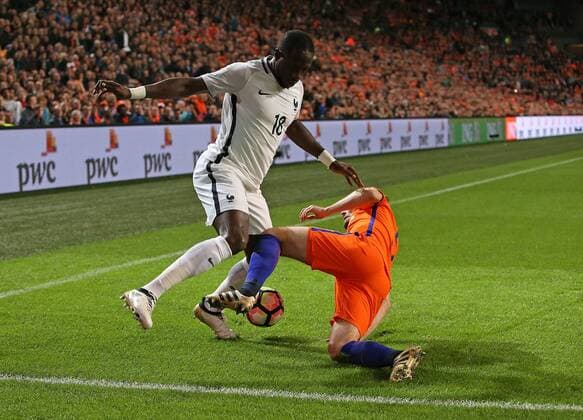 10.10.2016, Fussball WM-Qualifikation Europa, 3. Spieltag Gruppe A, Niederlande - Frankreich, in der Amsterdam-Arena Amsterdam (Niederlande). v.l. Moussa Sissoko (Frankreich) gegen Daley Blind (Niederlande) 
